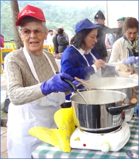 Chelo Velasco, Dolores Faban y Lucia Faban cocinando y repartiendo el Arroz con Leche