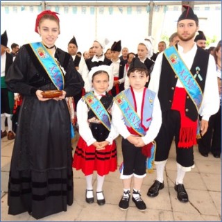 La Xana (Claudia Sarasola, con el Traje Histrico del Concejo); la xanina (rika Garca Fernndez, de Fresnu); el xann (Pablo Prez Martnez, de La Encrucijada); y el Xanu (Marco Padierna Fernndez, de Santa Eulalia). | EL ECO