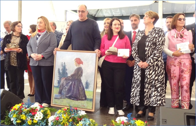 El podio de campeonas y campen: Por la izquierda, en primera fila, Mara Beln Fernndez Lobeto (3 clasificada); la consejera de Educacin, Lidya Espina; Manuel Trueba (ganador de Profesionales); Eva Mara Prez Rodrguez (ganadora de Particulares); Ger