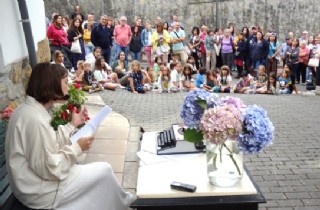 Sara Gil, en plena  lectura de su carta. Sobre la mesa, nuestra grabadora (no haba  telfonos mviles en Cabranes  en esos aos). Y la cartera que se va...