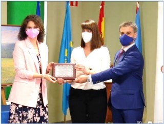 Nuria y Noelia recogiendo el Grano de Oro de manos del Alcalde Gerardo Fabin