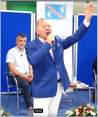 En plena interpretacin de su nuevo tema, con su entrevistador, Juan Aguado, a la izquierda