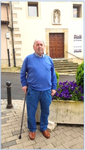 Manuel Vega Fernndez (Manolito el Toledanu), fotografiado en la Plaza de Santa Clara, de Villaviciosa, con el convento de las Clarisas al fondo. Foto Vicente Alonso