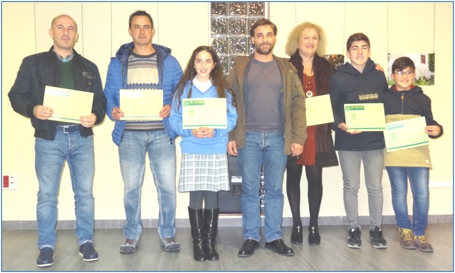 Ganadores el ao pasado exhibiendo sus diplomas, con el Alcalde./ EL ECO