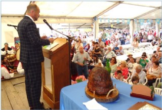 Alberto, en un receso reflexivo tras comparar esa boroa con un seno y mientras el pblico celebra sus gracias y Too descorcha para darle un culn (en vaso de plstico, del que se quej) / Foto: EL ECO