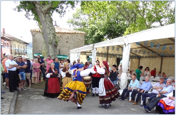 Actuacin del grupo de baile