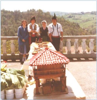 El primer ao les tarrines se taparon con berces. Aqu, posando, ante la primera muestra del concurso, Begoa, Melchor, Roco y Laureano. | Imagen del archivo histrico de Laureano Corrales Prez