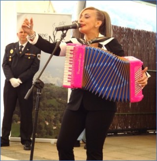 `Llamamos al acorden, s o no?`, pregunt Beatriz al pblico. Y aqu est, haciendo magia con l. | Fotos: EL ECO