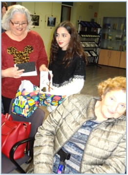 En la foto, Mara Crespo con su hija, Carla, y su suegra, Ana Mara Cuesta. Archivo ECO