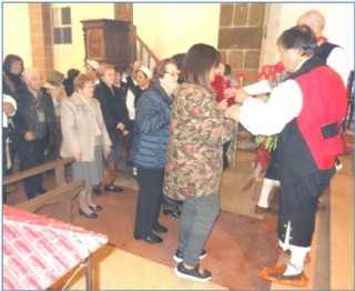 Entregando las flores a las mujeres en la Iglesia