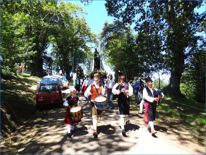 Los gaiteros (Pelayo a la derecha y su profesor Rodrigo) y tambriteros (Llara a la izquierda), abriendo la procesin, entre los robledales del lugar./ EL ECO