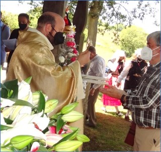 Don Gaspar Muiz sujetando la Sagrada forma con una pinza metlica