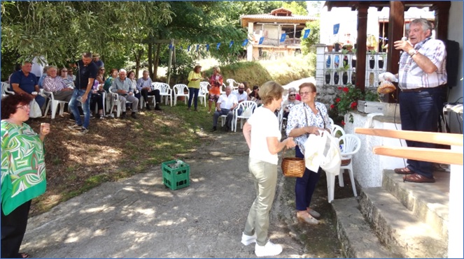 Julin Huerta, durante la rifa, mientras se repartan sidra y pinchos en abundancia para todos los asistentes.