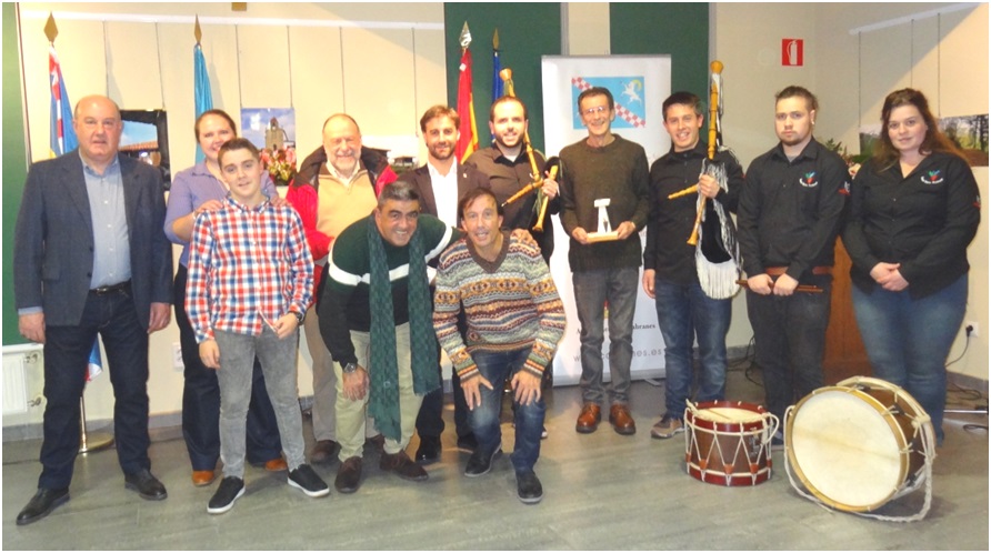 Foto de familia de los protagonistas del Festival. De izquierda a derecha: Gabriel, Lorena, Luis Castiello, Jos ngel Garca (presidente de Ensiluz), El Maestru, Gerardo Fabin (Alcalde), William Lloris, David Muiz, Xuacu Amieva y los restantes tres i