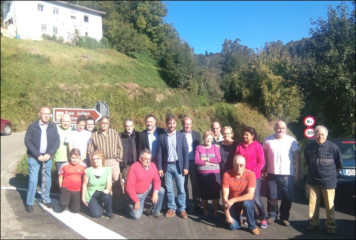. En el entronque de Gerdies con la carretera recin pavimentada de bajada a Trescasa y Gramu. De izquierda a derecha: Jos Manuel Llera Muo (Concejal, de aru), Ricardo Hernndez  (de Giranes), Adela e Ins (sobrinas de Ricardo), Manass Fernando Ga