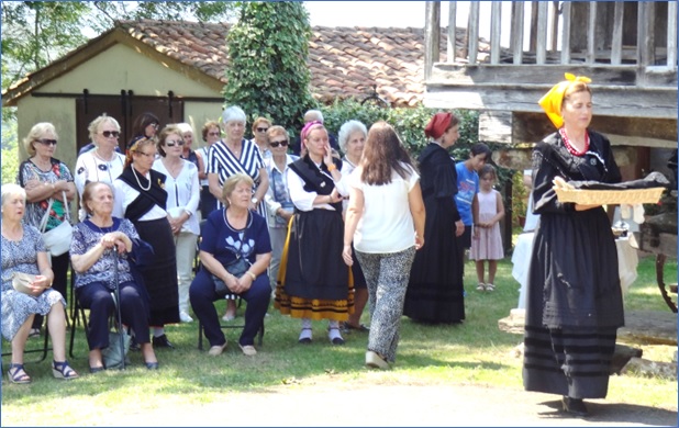Mara Jos Hevia llevando el jubn para entregrselo al sacerdote. | EL ECO