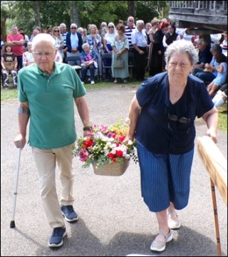 Juan y Sari, con el cesto de flores