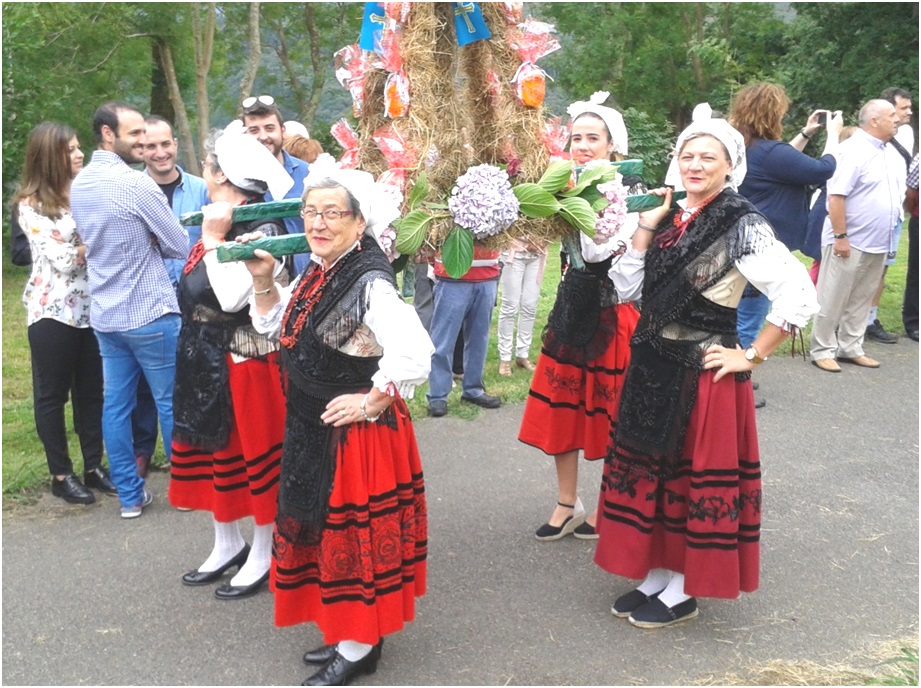 El ramu de Torazo, con Nieves Huerres al frente./ Foto: Jos Antonio Martnez Rozas