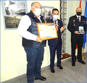 Manuel Salvador (jefe de la estacin de servicio Villaviciosa), con su diploma, junto a Javier Fernndez (director general de seguridad del Principado) y Rubn Barrera.