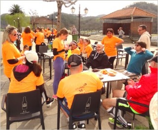 Participantes recuperandose en la Plaza tras la carrera