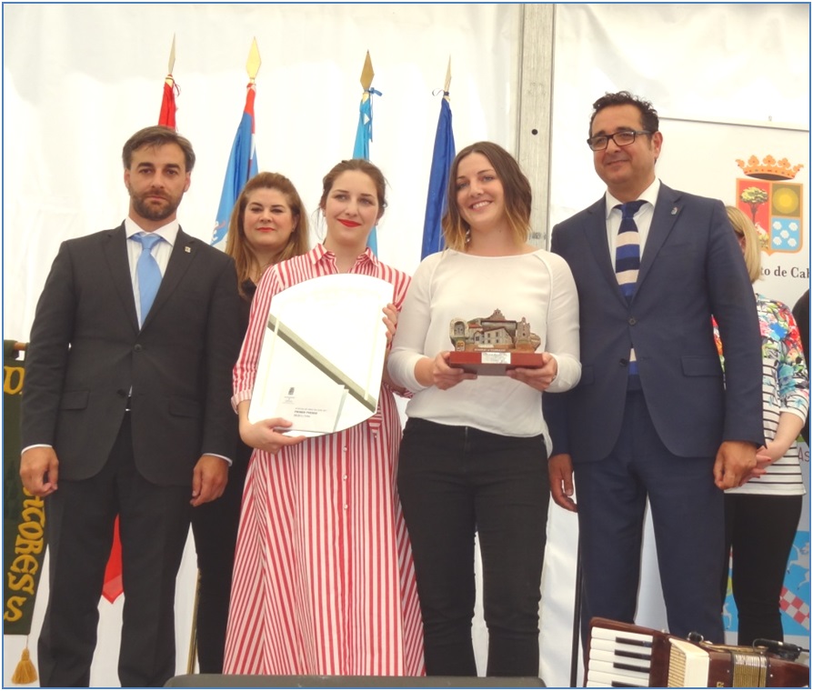 Mara Puente y Rosa Garca exhiben los trofeos del primer premio entre Gerardo Fabin (Alcalde), Virginia Naredo (primera Teniente) y Julio Zapico (director general de Turismo)./ Foto: EL ECO