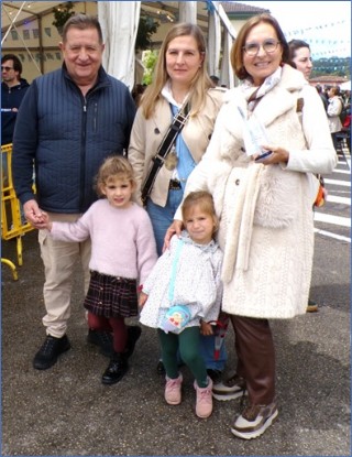 Con su esposo, Manuel Casais, Paula Casais y la ni�as Celia y Lara Roa Casais.	