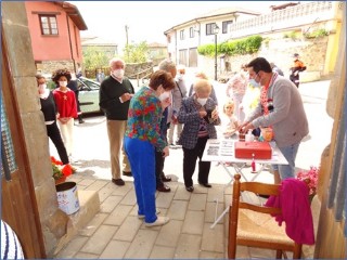 Gente acudiendo a recoger las raciones de boroa