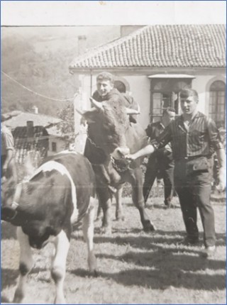 A lomos de un toro, con su hermano.