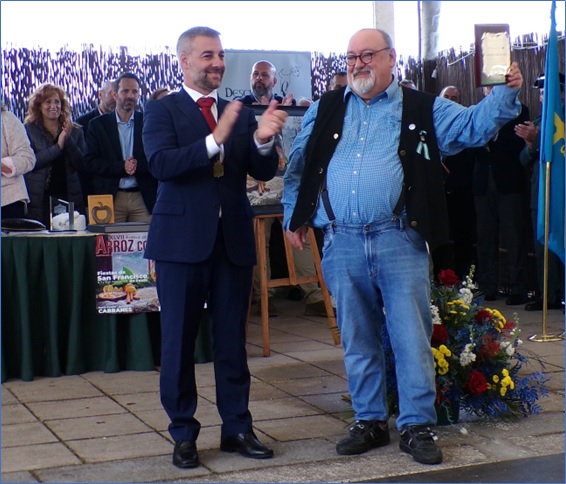 Laureano recogiendo el Grano de Oro de manos del Alcalde Gerardo Fabi�n