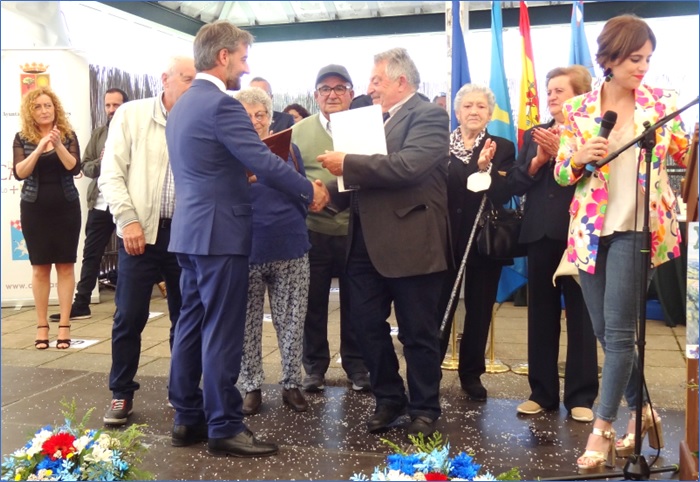 Momento en el que Julin Huerta recibe la placa de manos del Alcalde, con sus directivos Jos Manuel Menndez, Zulima Acebedo, Jaime Fabin, Vidaflor Bastin y Elena Mera. A la izquierda, Mina Longo, y a la derecha, Mara Ruisnchez. | Fotos: EL ECO