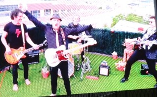 Javi Llorente, con su grupo, en el vdeo emitido desde Valladolid.