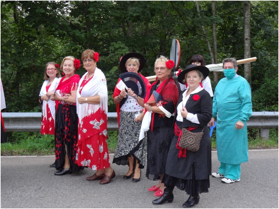 Grupo de damas, camino de la Maestranza, con los camilleros