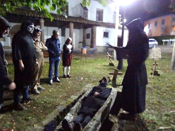 El ritural ante Fray Ppino, en el campo de la Iglesia.  EL ECO