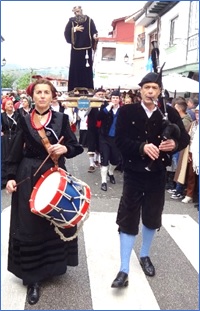 Imagen de los Hermanos Heva en el pasacalles por Santa Eulalia