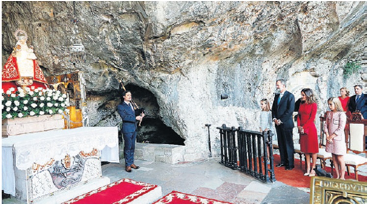 Tocando ante los Reyes, la Princesa y la Infanta en la Santa Cueva./ Foto de El Fielato