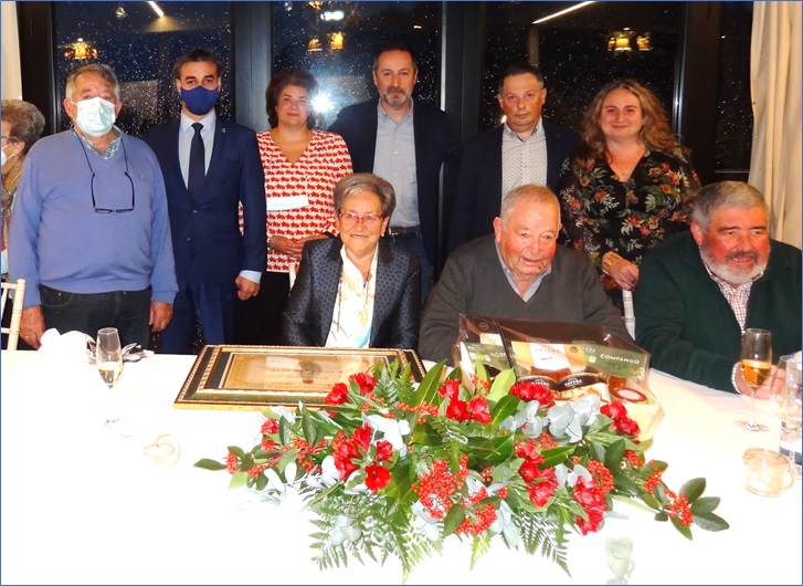 Nieves y Oscar ensean el diploma municipal, con el Alcalde en el centro y el nuevo Mayordomo a la derecha. En la pgina anterior, de pie, Julin Huerta (presidente de los Jubilados), el Alcalde, su teniente Virginia Naredo, Oscar y Manuel (los dos hijos