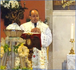 El Padre Don Israel durante la homila