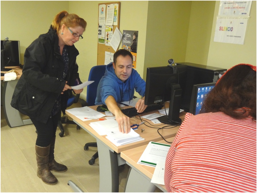 Luis Carlos Vecino, en la tarea de recibir el material de los participantes, en el Telecentro (aqu, con Cheryl Davina Bell). / Fotos: EL ECO.