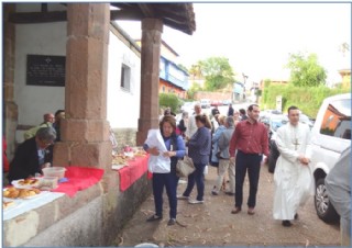 Juan Felipe (derecha), al trmino de la ceremonia, mientras se prepara el pincheo./ EL ECO