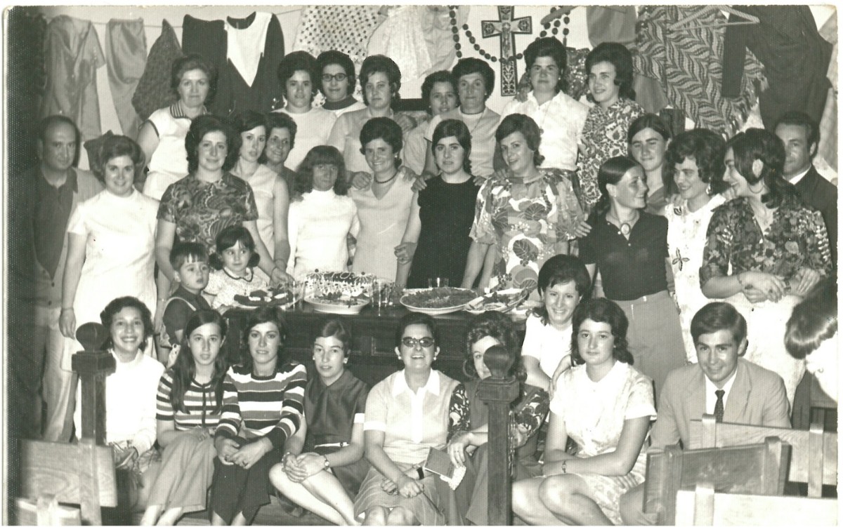 Chelo (esposa de Manolo Barbas), Ovilia Naredo, Margarita Velasco,Adelita (de Fresno), Julia, Tita (de El Monte),Georgina (de Piera) y Maruja (de Fresno). Debajo, Lita (hija de Lalo,de Fresno), una monitora (que se est riendo), Merce (de El Furacu), un