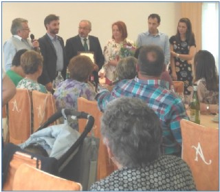 Entrega placa a el director de la Caja Rural