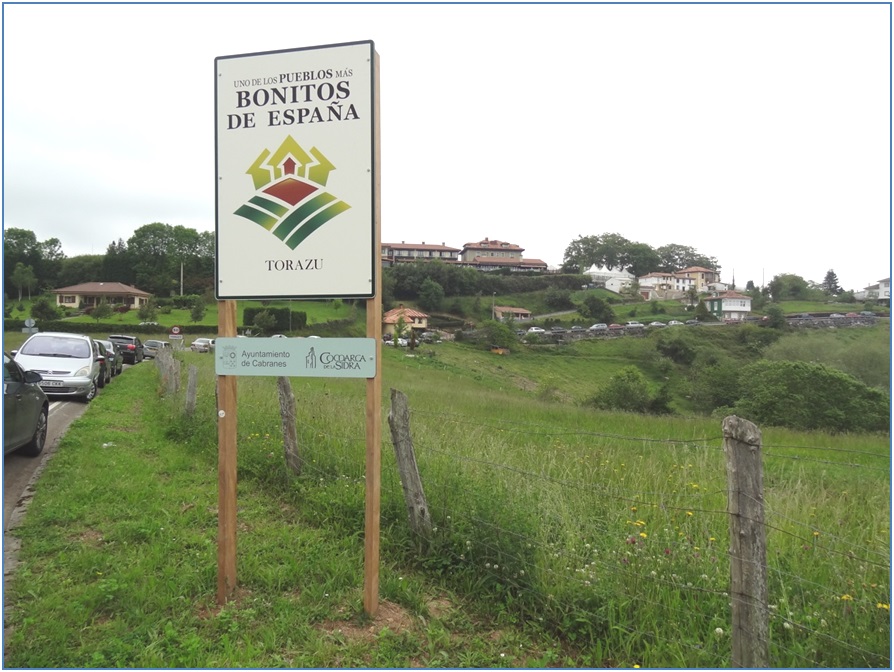 Cartel  de bienvenida en Fontionga, en imagen del pasado 5 de junio, con motivo del 18 Festival de la Boroa./ EL ECO
