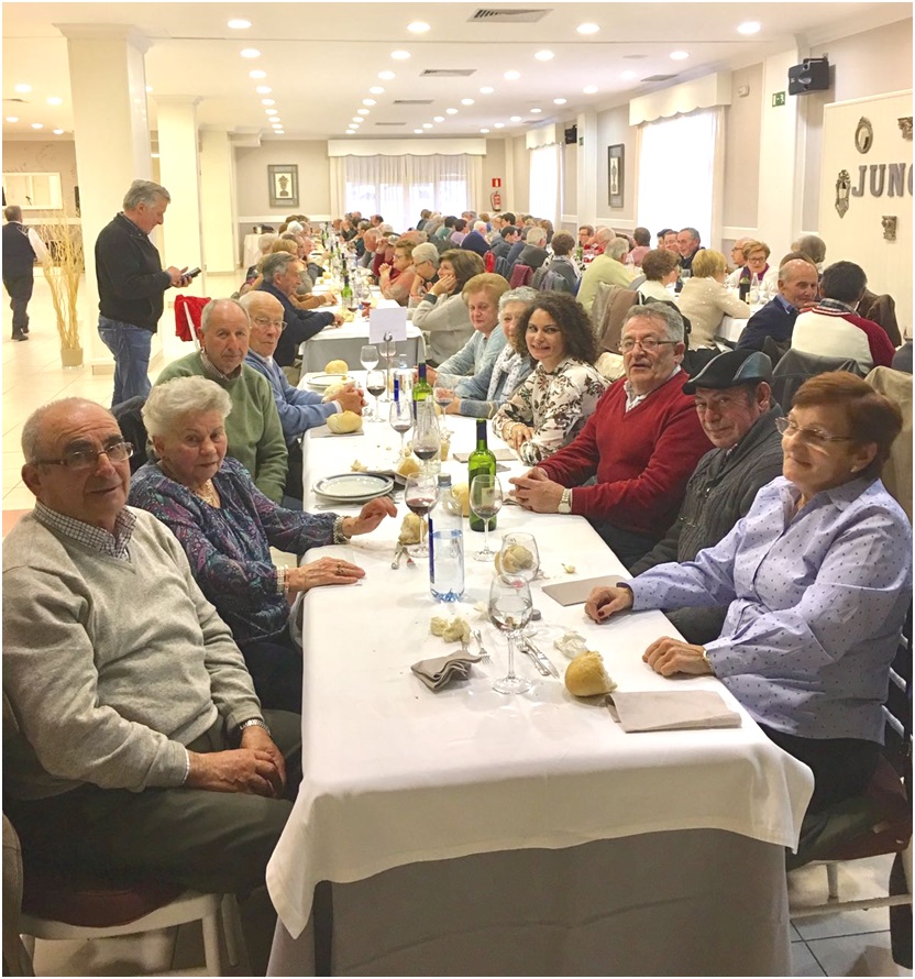 En primer trmino, la Junta Directiva de la Agrupacin, en la comida del Restaurante Junco
