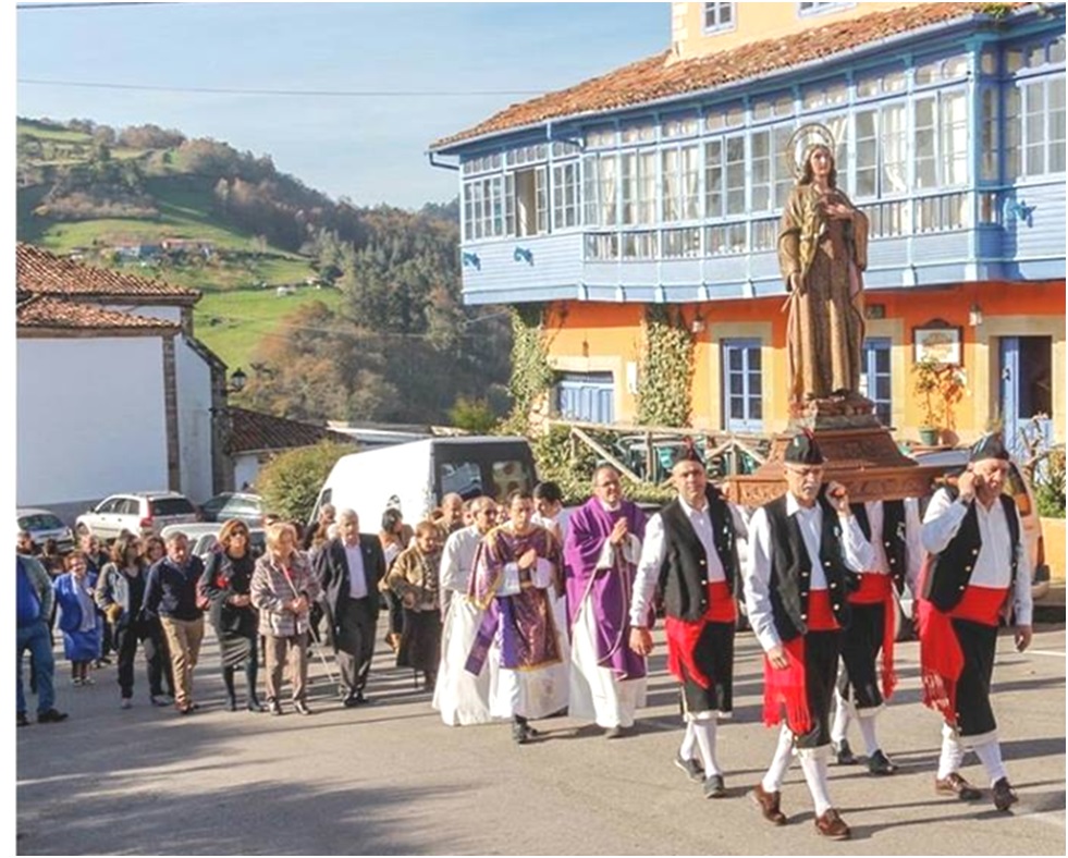 La procesin, con la imagen de la Santa, en plena ascensin hacia la Plaza del Emigrante. / Foto: Manuel Fuentes.