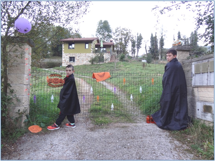 Ivn e Isaz (de Gijn), de vampiros ante la casa verde. Abajo, Vernica y Oliva.