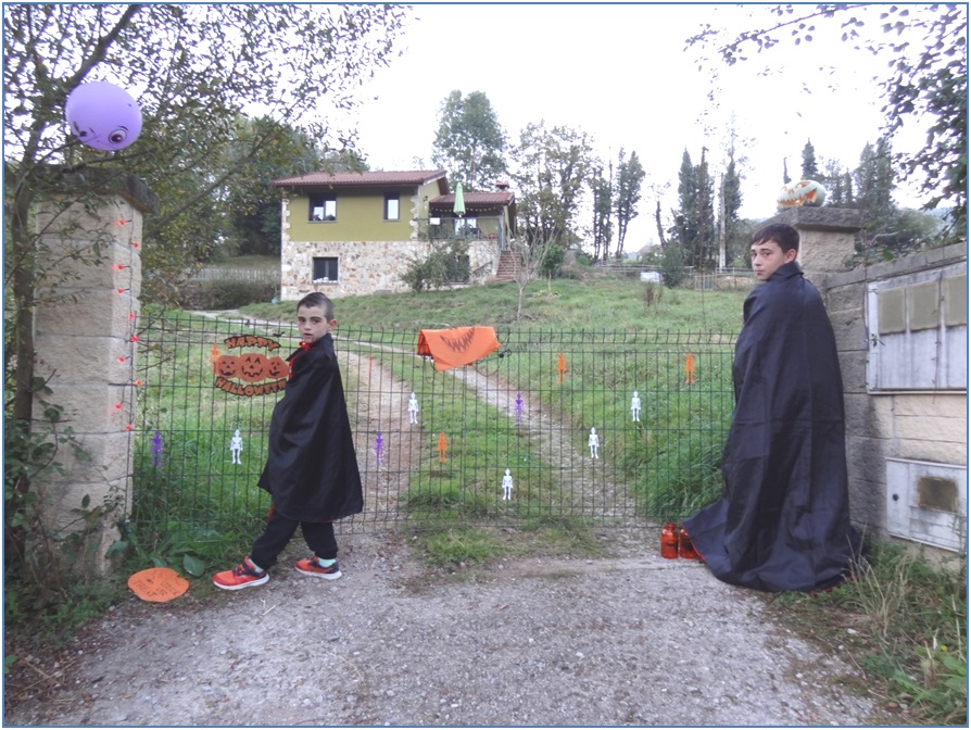 Ivn e Isaz (de Gijn), de vampiros ante la casa verde. Abajo, Vernica y Oliva.