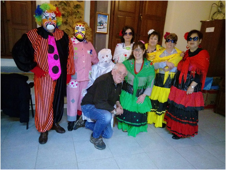 Un grupo se desplaz desde El Llano a Cams, vestido as. En el centro, con gafas, Marta Rodrguez y, por su izquierda, Maruja de El Fornu./ Foto: Asociacin San Antonio