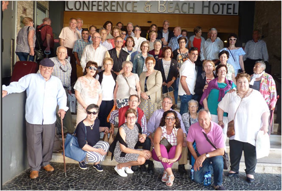 Imagen de la pgina anterior: Parte del grupo, ante el hotel, en Pvoa Do Barzn.