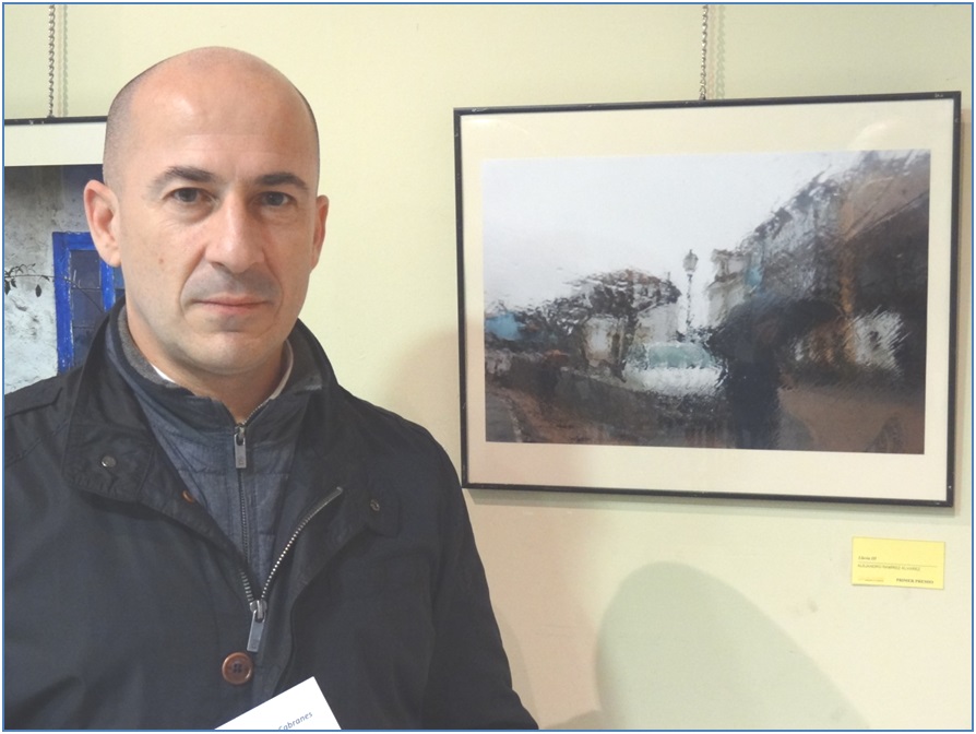 Alejandro Ramrez lvarez ante su foto de primer clasificado./ EL ECO