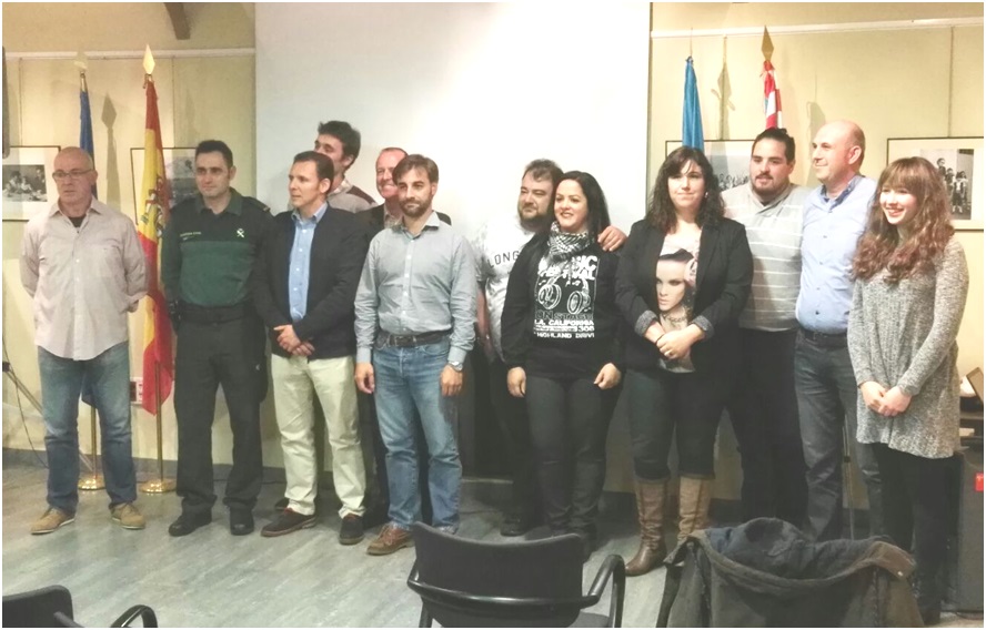 Participantes en el acto celebrado en el Centro Social del Ayuntamiento. En el centro, a la derecha de Gerardo Fabin, Marcos Prida (condecorado); y segundo y tercero, por la derecha, Rubn Barrera (Medalla al Mrito) y Adrin Rouco (presidente)./ Fotos: